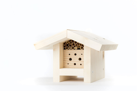 Wildbienen-Häuschen